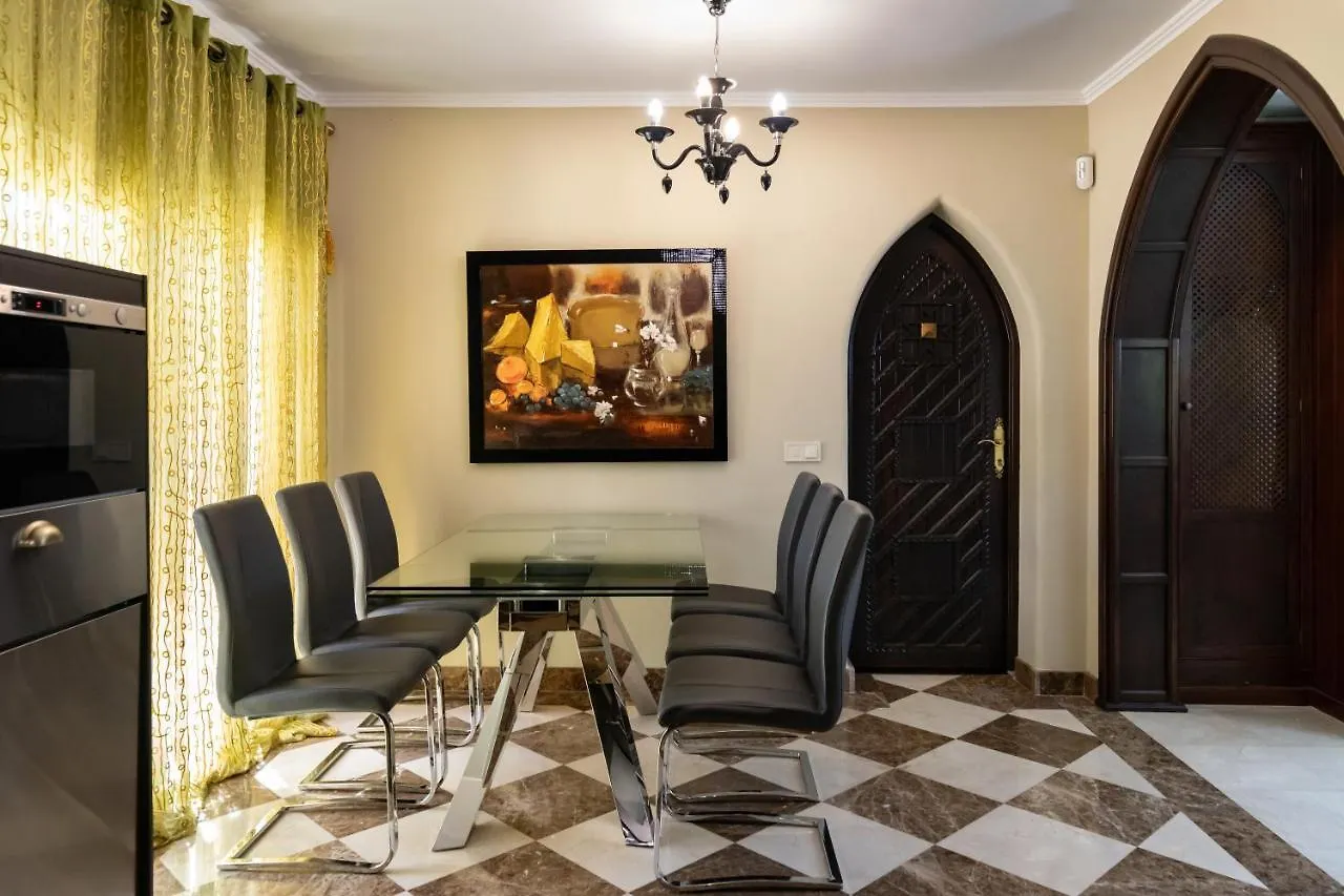 Villa In Puerto Cabopino マルベーリャ 別荘